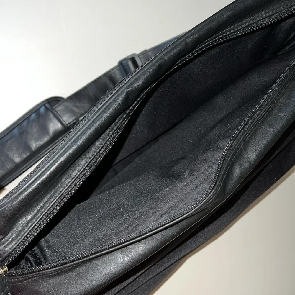 Bob and Tom Q-95 Men’s Messenger Bag From Fuzzy Navel Open